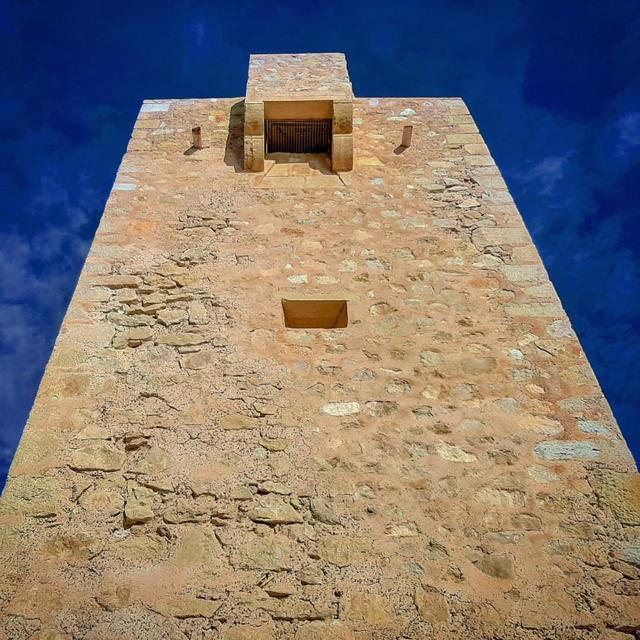 Torre de l´Aguiló desde abajo